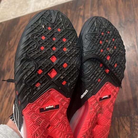 Nike Lebron XVIII 18 Low Heart Of Lion Basketball Shoes CV7562-002 Sz 10 EUC - Picture 5 of 7